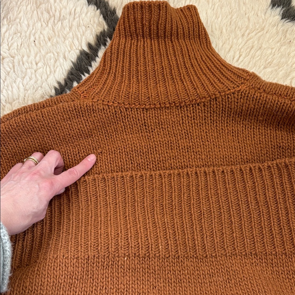 Babaa Turtleneck Sweater - Picture 13 of 17
